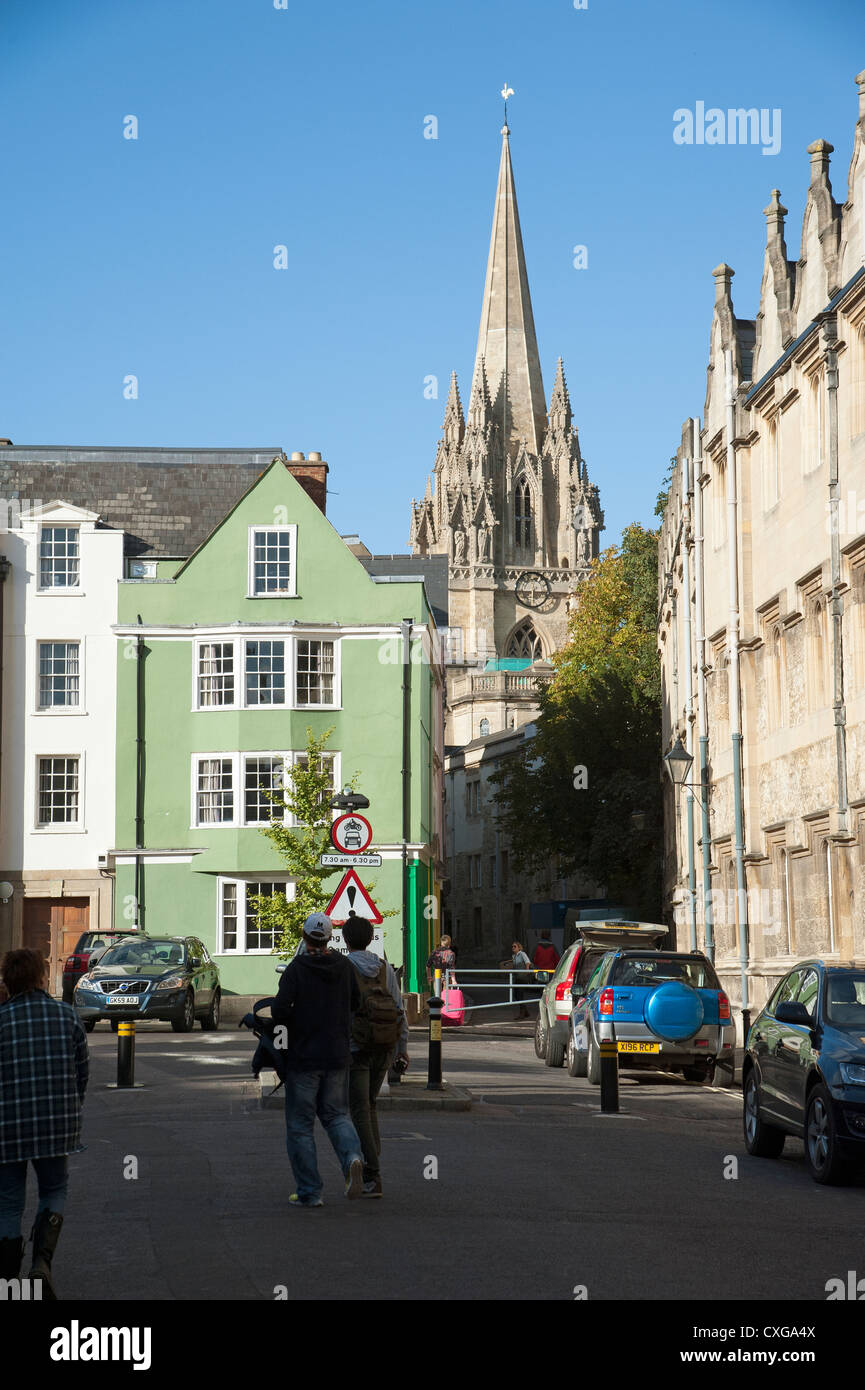 Oriel Square Oxford city centre e la guglia di Santa Maria Vergine England Regno Unito Foto Stock