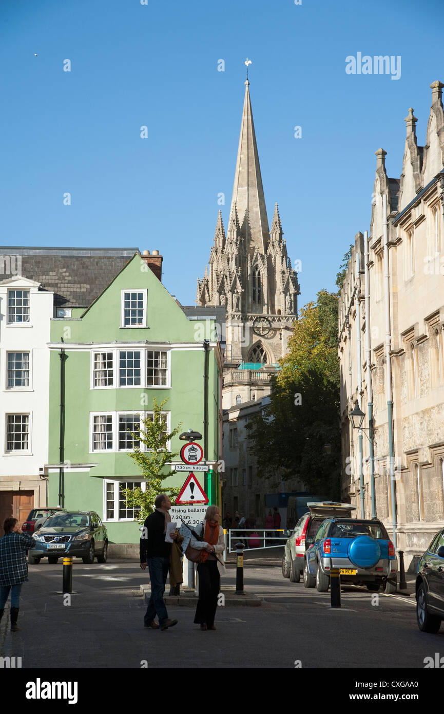 Oriel Square Oxford city centre e la guglia di Santa Maria Vergine England Regno Unito Foto Stock