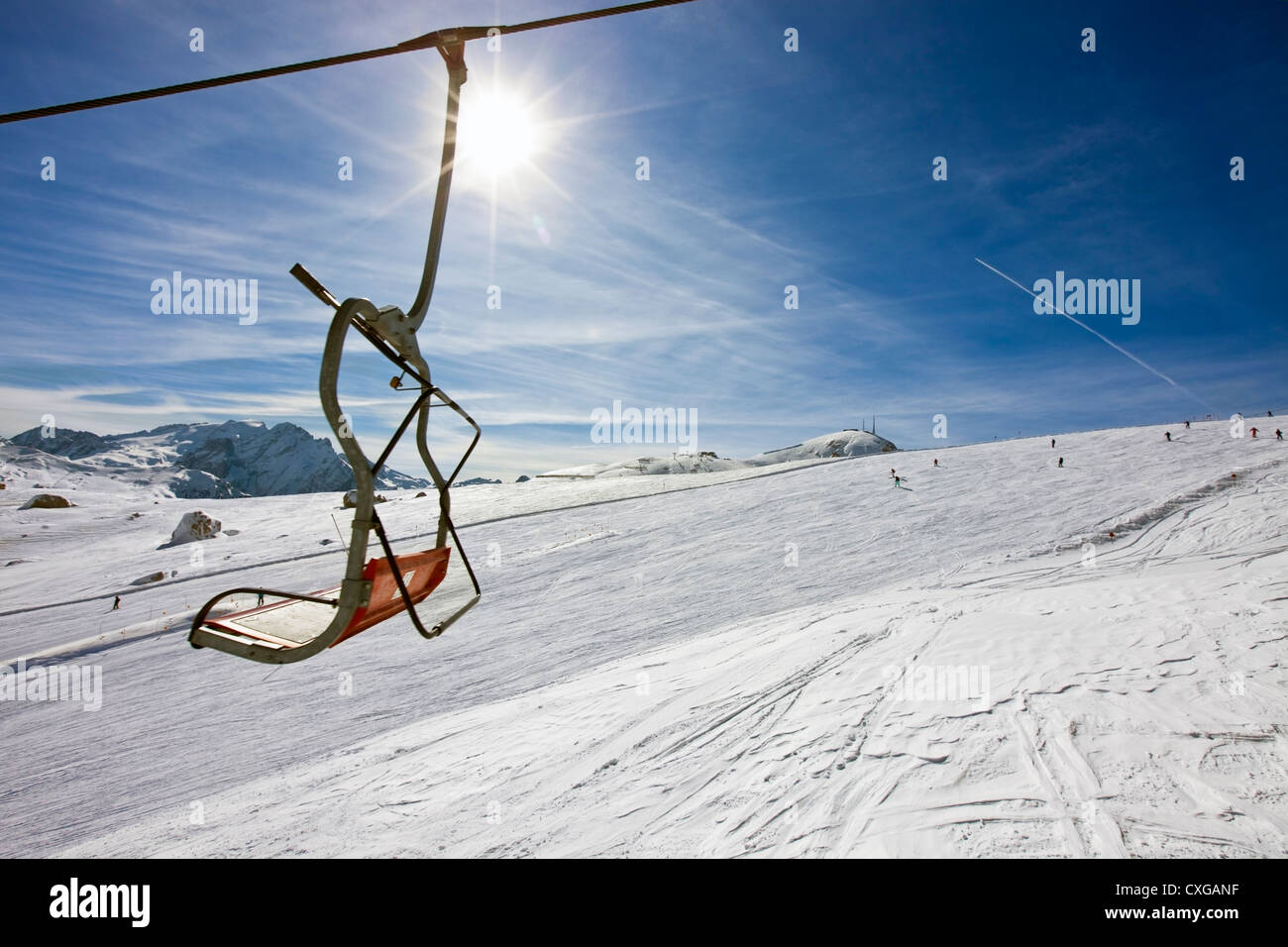 Cattedra vacante di ski-lift al di sopra di una pista da sci Foto Stock