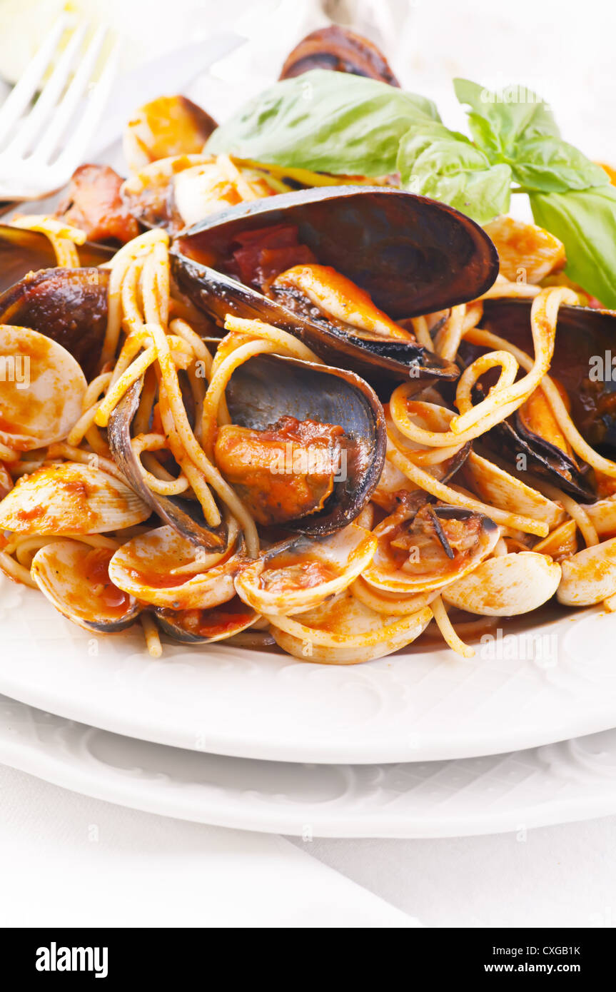 Spaghetti con le vongole in salsa di pomodoro Foto Stock