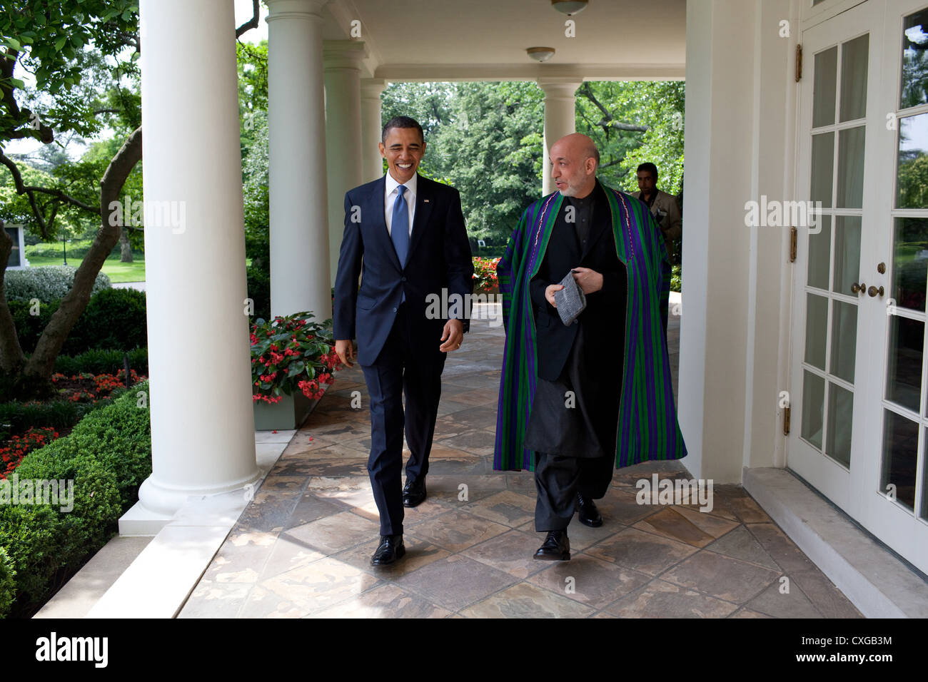 Il Presidente Usa Barack Obama passeggiate con il presidente Hamid Karzai in Afghanistan attraverso la Casa Bianca Colonnade 12 Maggio 2010 a Washington, DC. Foto Stock