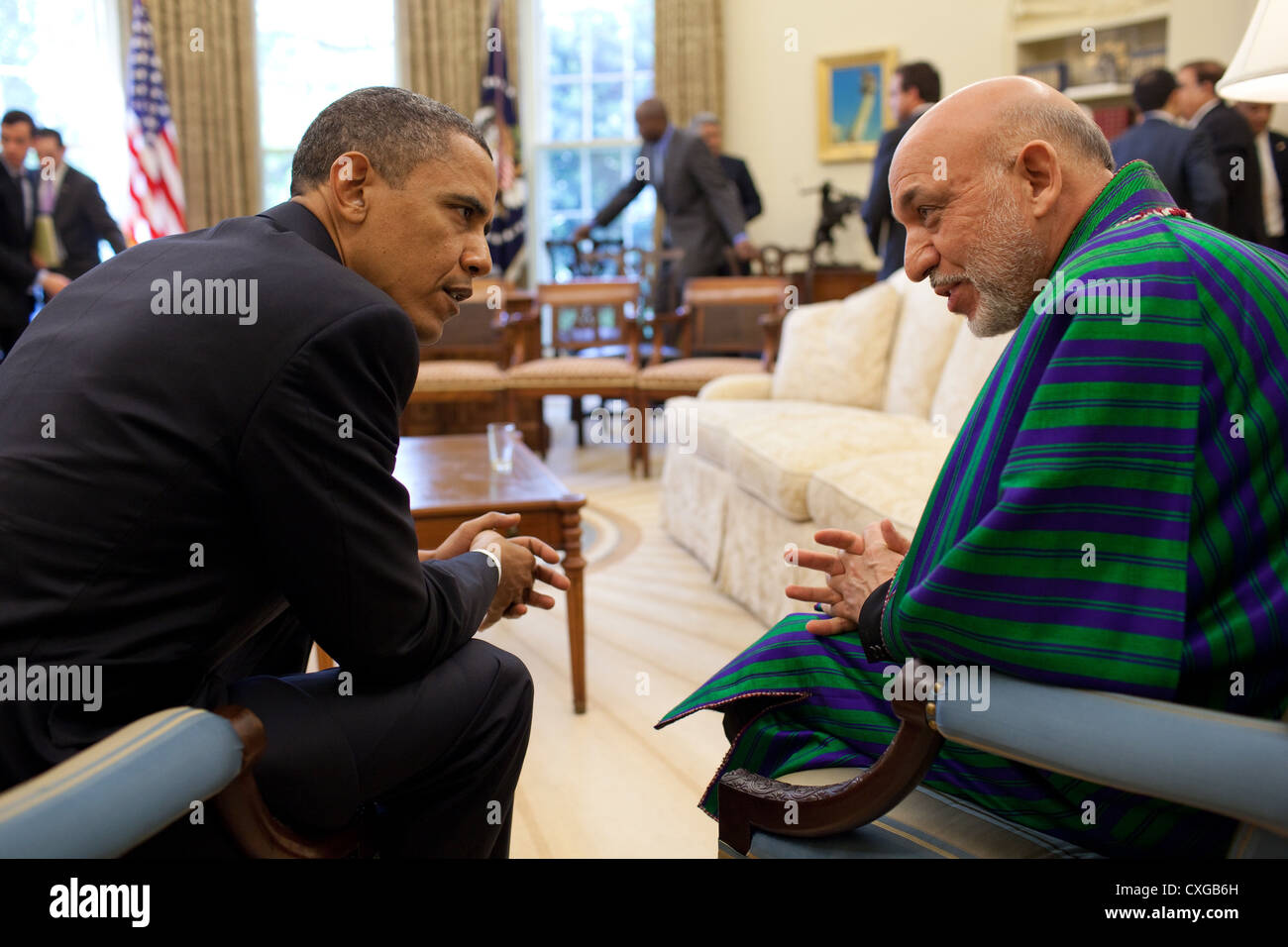 Il Presidente Usa Barack Obama i colloqui con il presidente Hamid Karzai dell'Afghanistan nell'Ufficio Ovale della Casa Bianca 12 Maggio 2010 a Washington, DC. Foto Stock