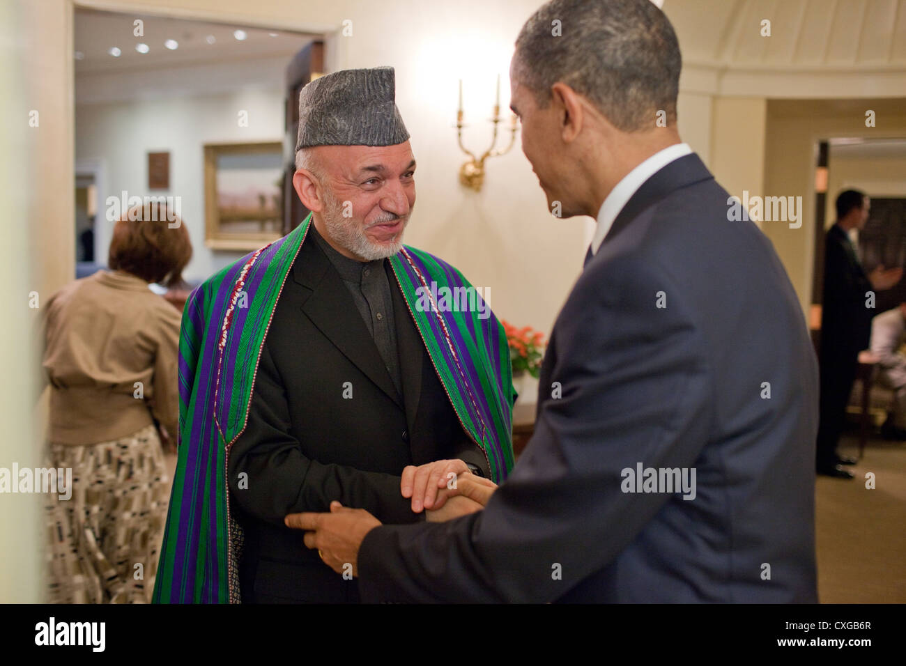 Il Presidente Usa Barack Obama scuote le mani con il presidente Hamid Karzai dell'Afghanistan presso la Casa Bianca 12 Maggio 2010 a Washington, DC. Foto Stock
