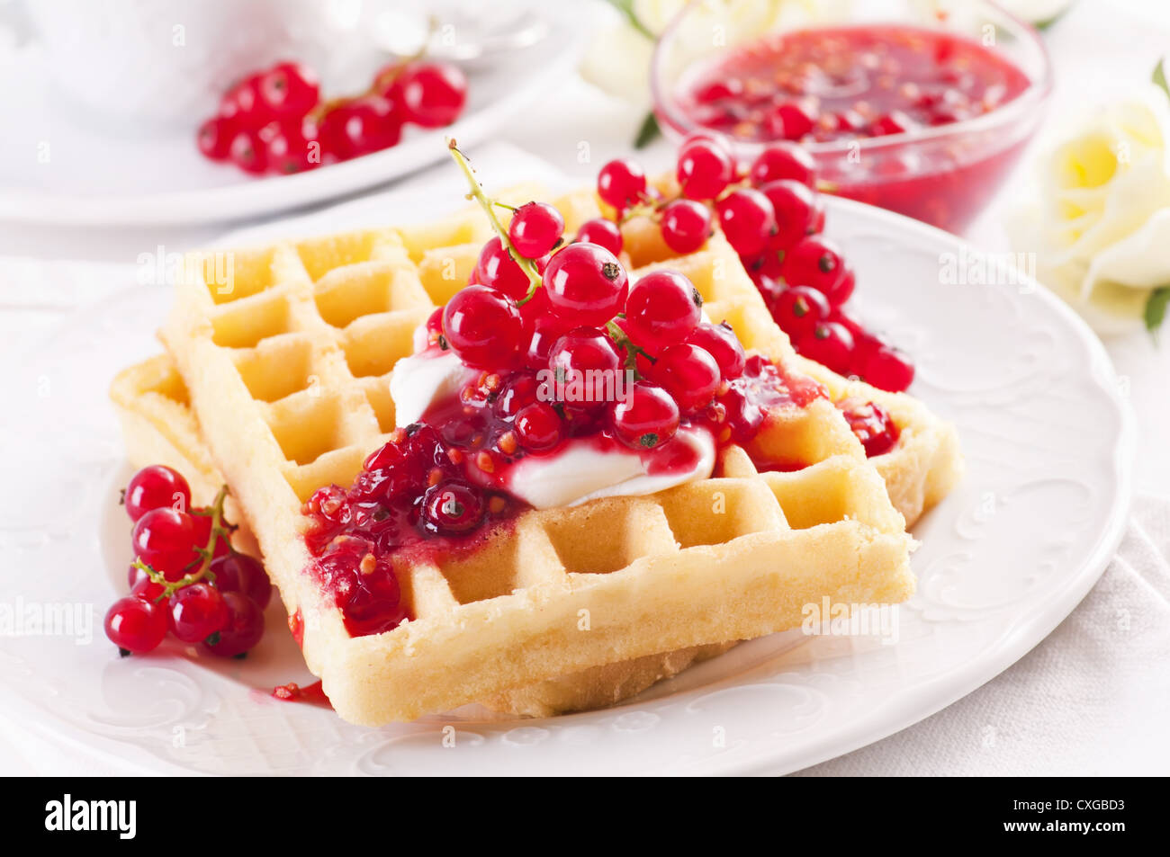 Waffle con fresche fatte rosso marmellata di ribes Foto Stock