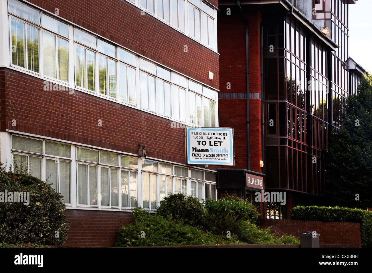 Segno sulla costruzione di uffici flessibili per consentire Surrey in Inghilterra Foto Stock