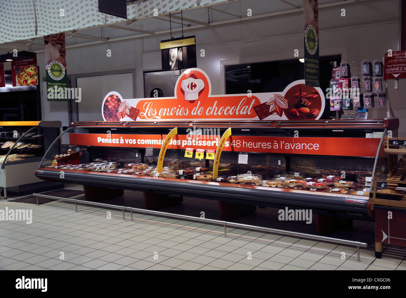 Calais Francia Cite Europa supermercato Carrefour dolci in pasticceria Foto  stock - Alamy