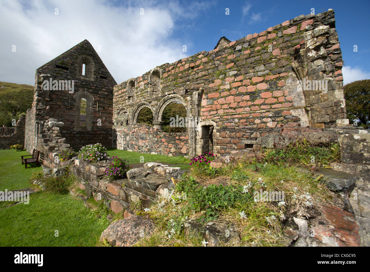 Isola di Iona, Scozia. Vista pittoresca del XIII secolo Iona monastero rovine con il monastero chiesa in primo piano. Foto Stock