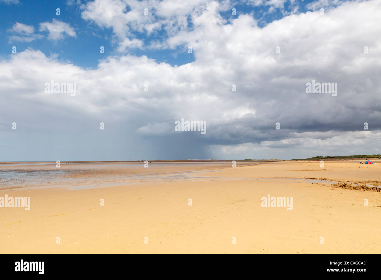 Spiaggia sabbiosa e ampia il cielo aperto di Bancaster bay. North Norfolk. Foto Stock