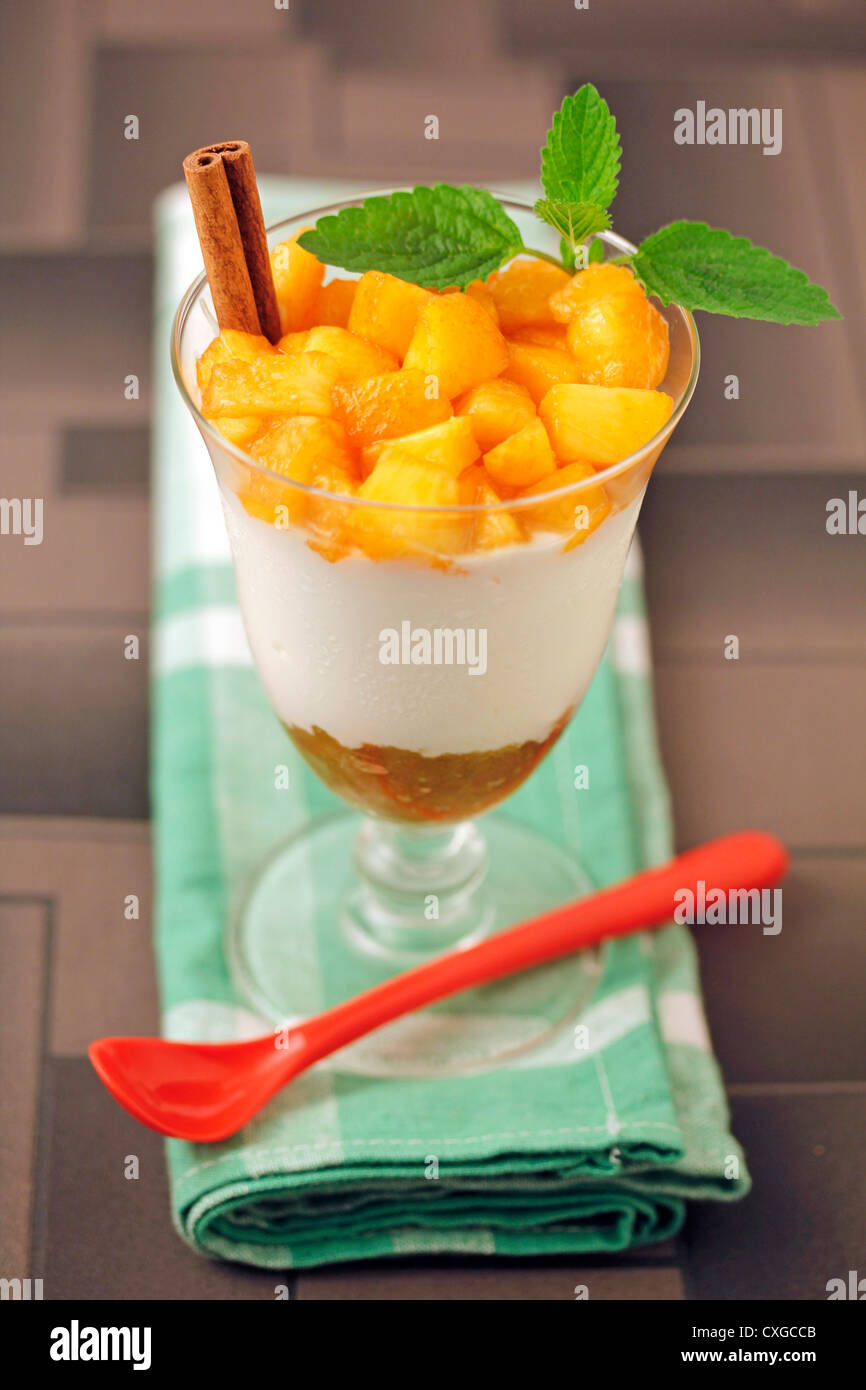 Yogurt con pesche. Ricetta disponibile. Foto Stock