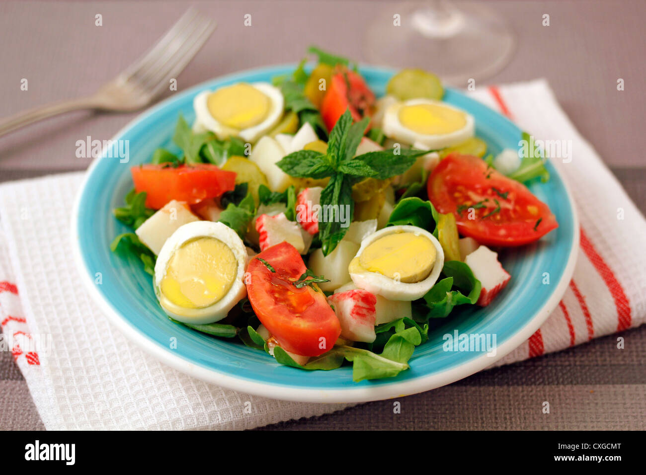 Insalata con foglie di menta. Ricetta disponibile. Foto Stock