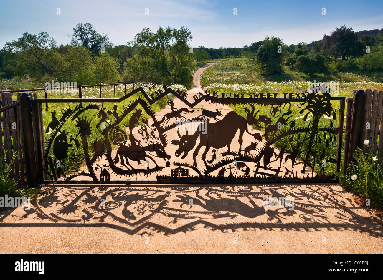 Ferro battuto cancello sulla strada al ranch, Willow City Loop nel paese collinare nei pressi di Fredericksburg, Texas, Stati Uniti d'America Foto Stock