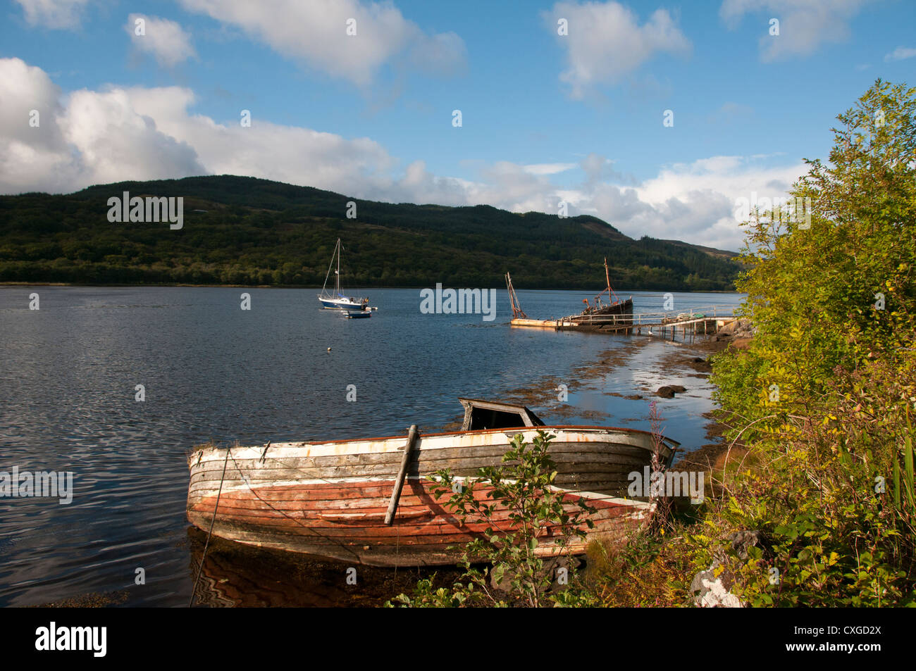 West Loch Tarbert che mostra due semi affondata barche Foto Stock