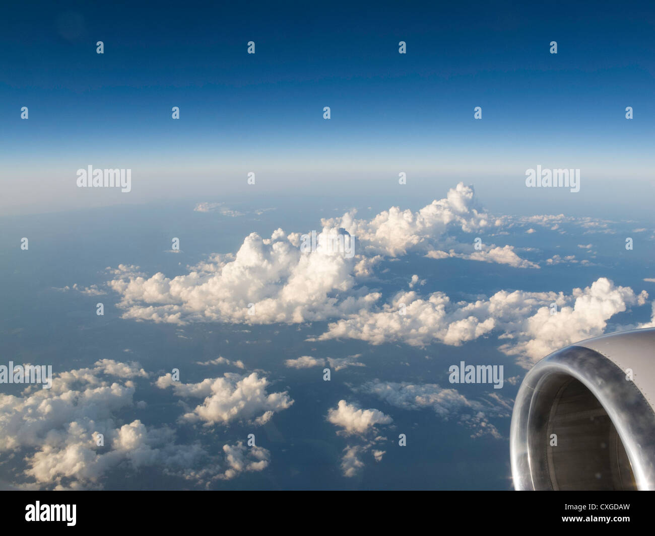 Piano di Jet motore dal finestrino di cabina in volo Foto Stock