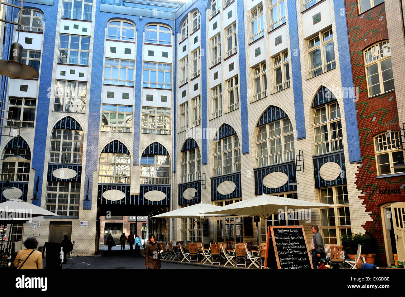 Facciate di edifici antichi, Hackesche Höfe, Berlino Germania Foto Stock