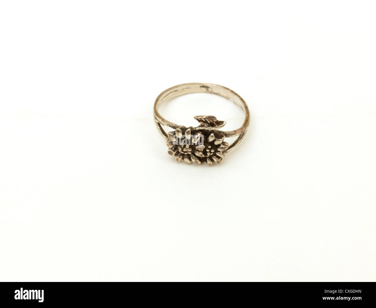 Un anello d'argento con un design floreale Foto Stock