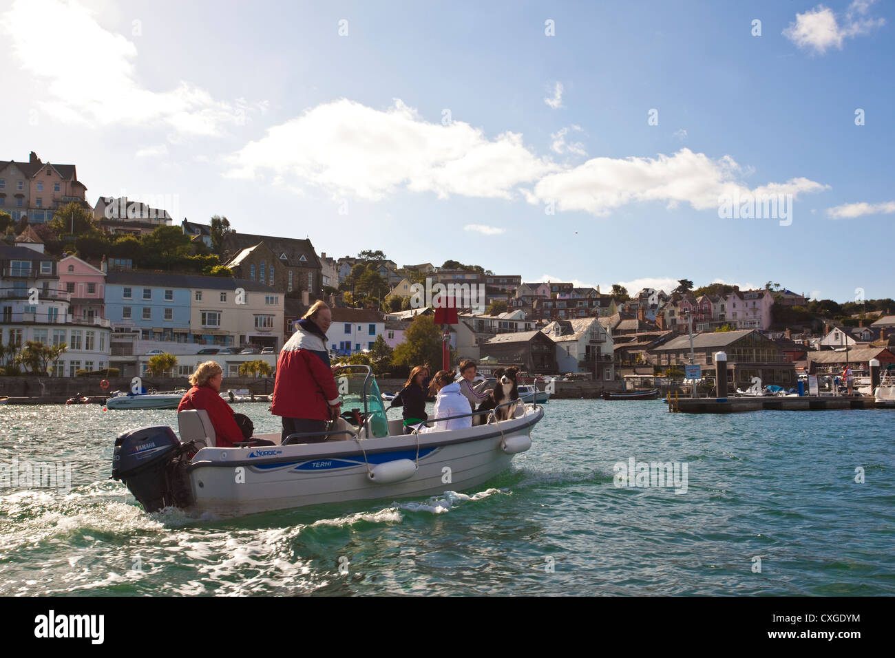 Famiglia su una piccola barca in direzione di Salcombe Harbour, in Salcombe estuario, Devon, Inghilterra, Regno Unito Foto Stock