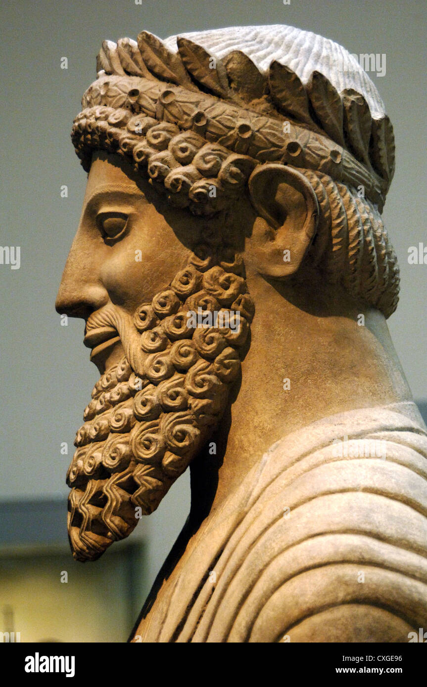 Statua colossale di un uomo barbuto con corona di alloro. Probabilmente un sacerdote. Calcare. Dal Santuario di Apollo a Idalion. Foto Stock