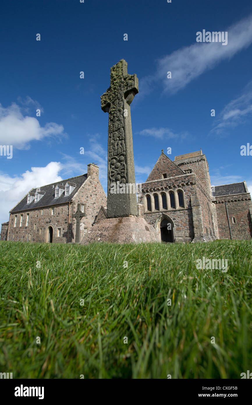 Isola di Iona, Scozia. Ad angolo basso una vista pittoresca del St Martin's Croce con san Giovanni della Croce e Iona Abbey in background. Foto Stock