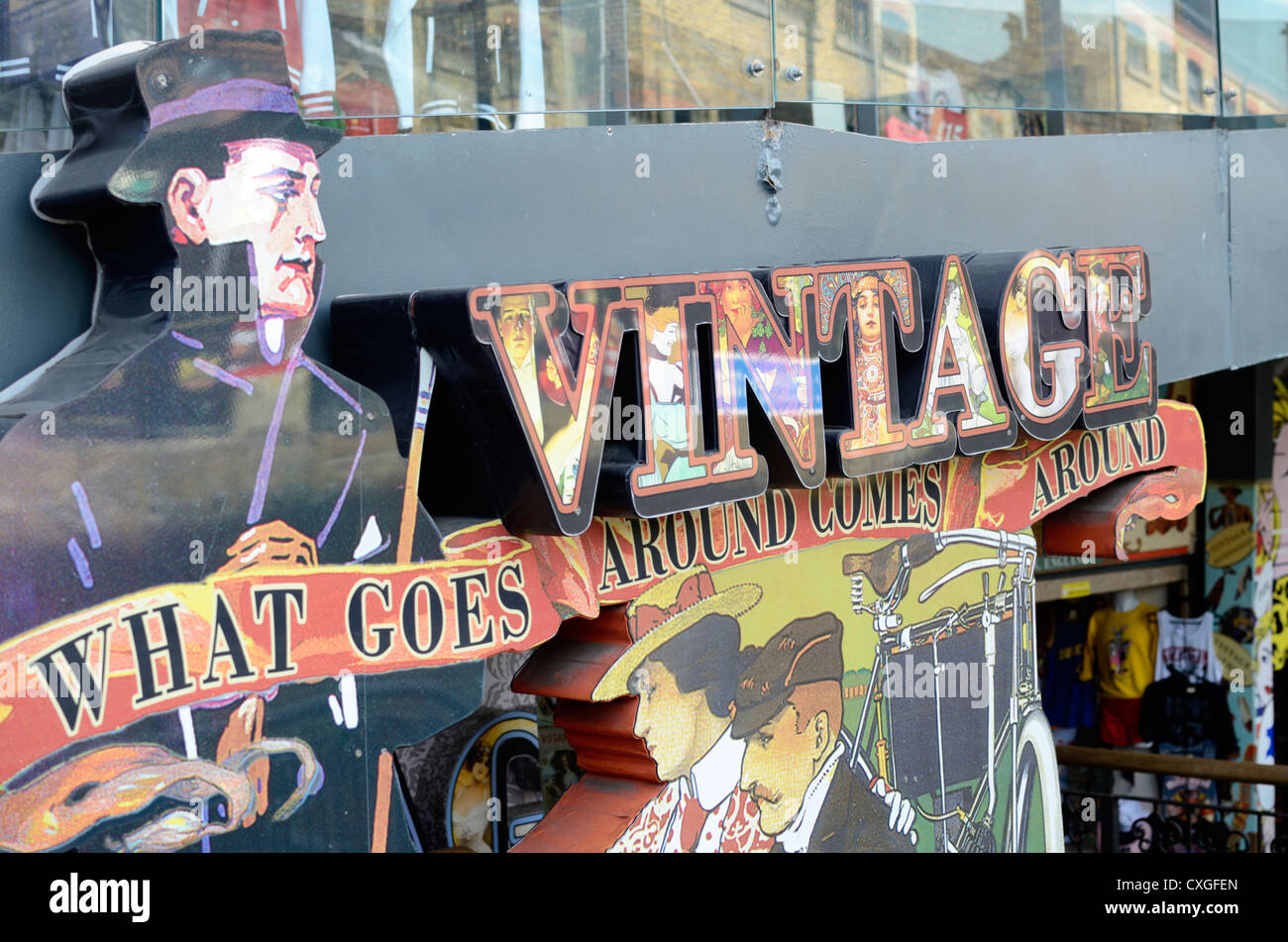 Abbigliamento Vintage shop segno, maneggio di Camden Market, Londra, Inghilterra Foto Stock