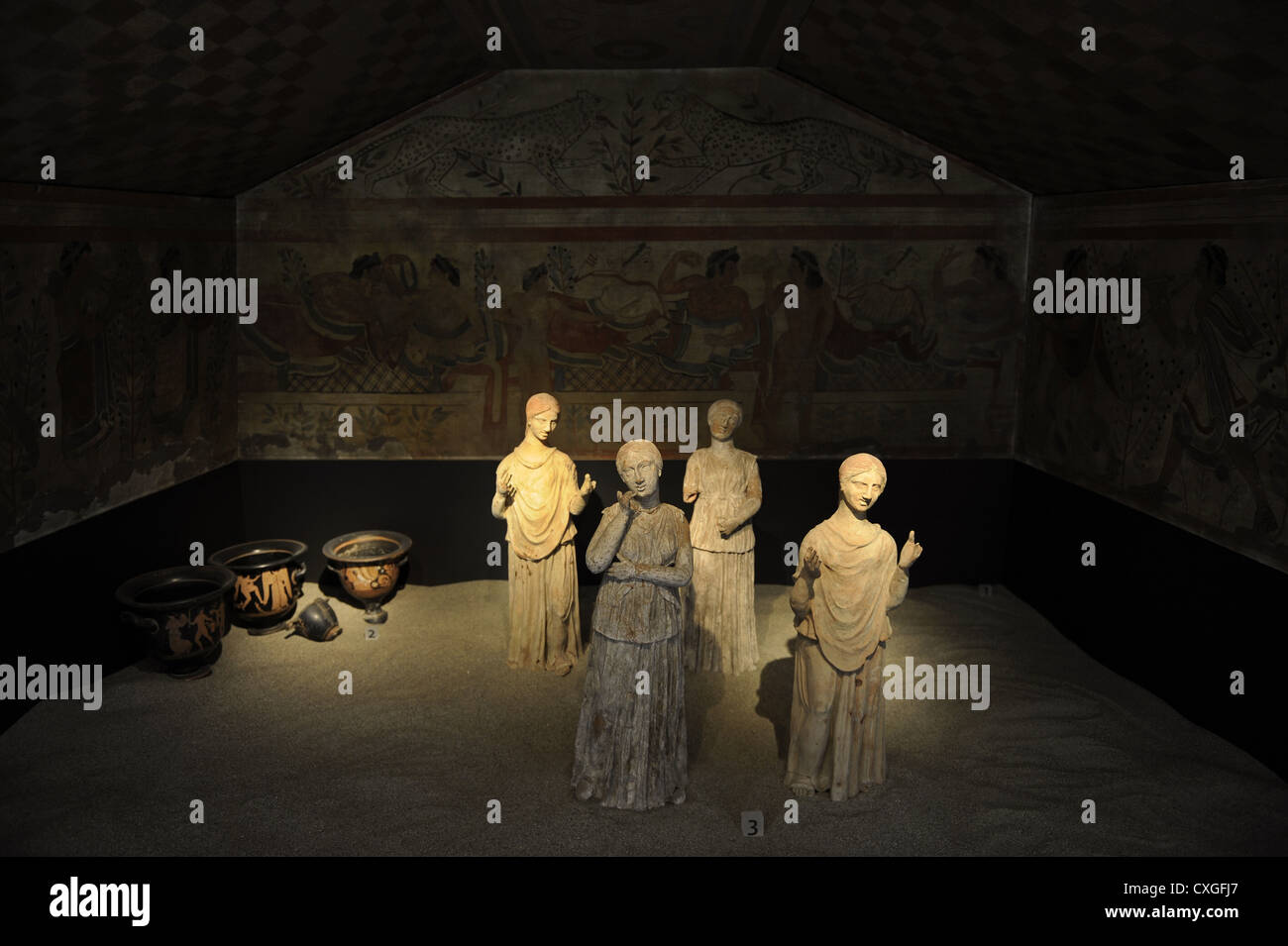 Arte etrusca. La ricostruzione della tomba di Leopardi a Tarquinia, bicchiere, scodelle e donne in lutto. Foto Stock