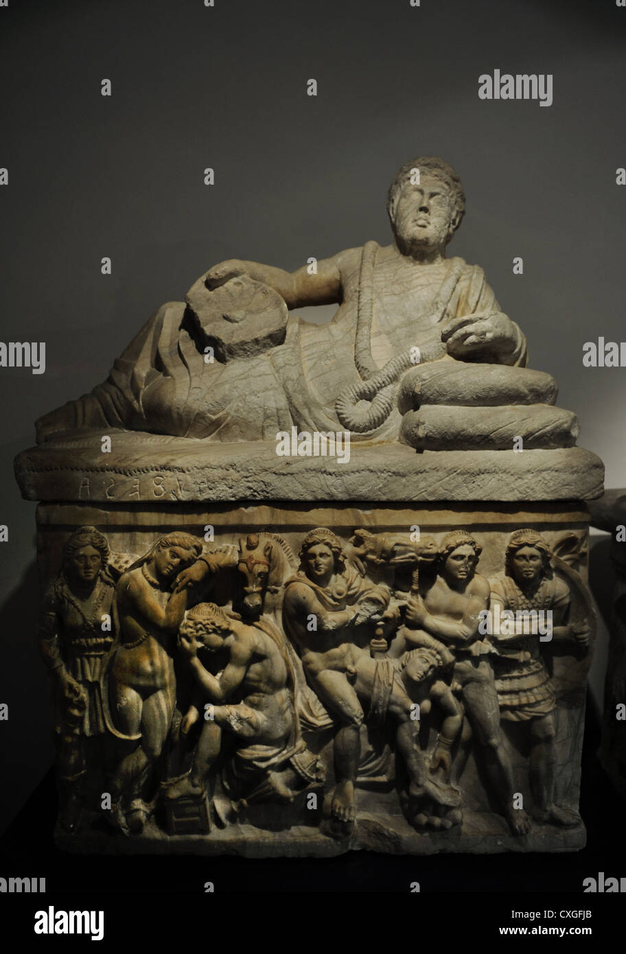 Cineray urna sul podio. Tomba a camera dei pruni famiglia vicino a Chiusi, Etruria. 200-100 A.C. Ny Carlsberg Glyptotek. Foto Stock