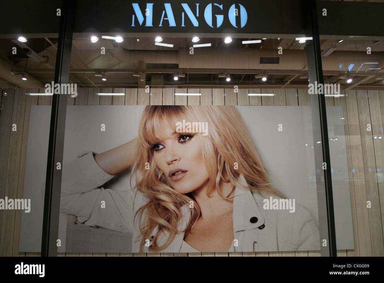 Un poster del modello di moda Kate Moss in una finestra di negozio Mango One New Change centro commerciale Central London Inghilterra UK. KATHY DEWITT Foto Stock