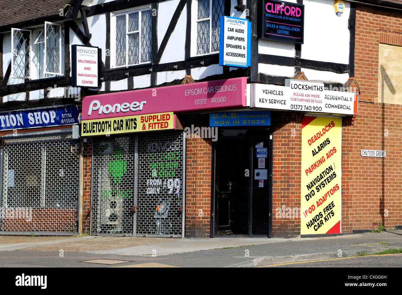 Epsom Surrey in Inghilterra sfilata di negozi Pioneer Accessori Auto Shop con persiane in basso Foto Stock