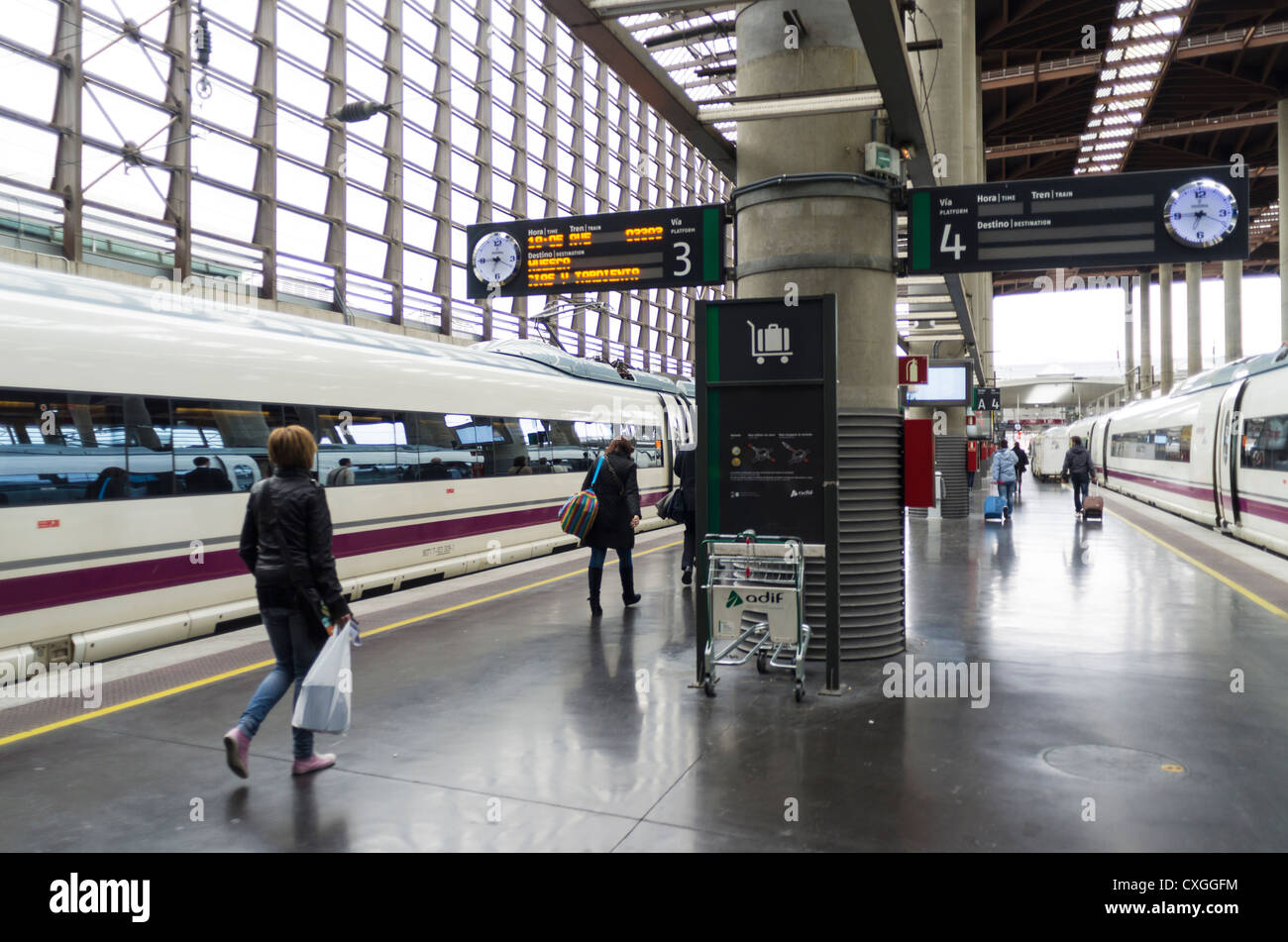 I passeggeri in partenza dalla stazione ferroviaria di Atocha piattaforma. Madrid, Spagna Foto Stock