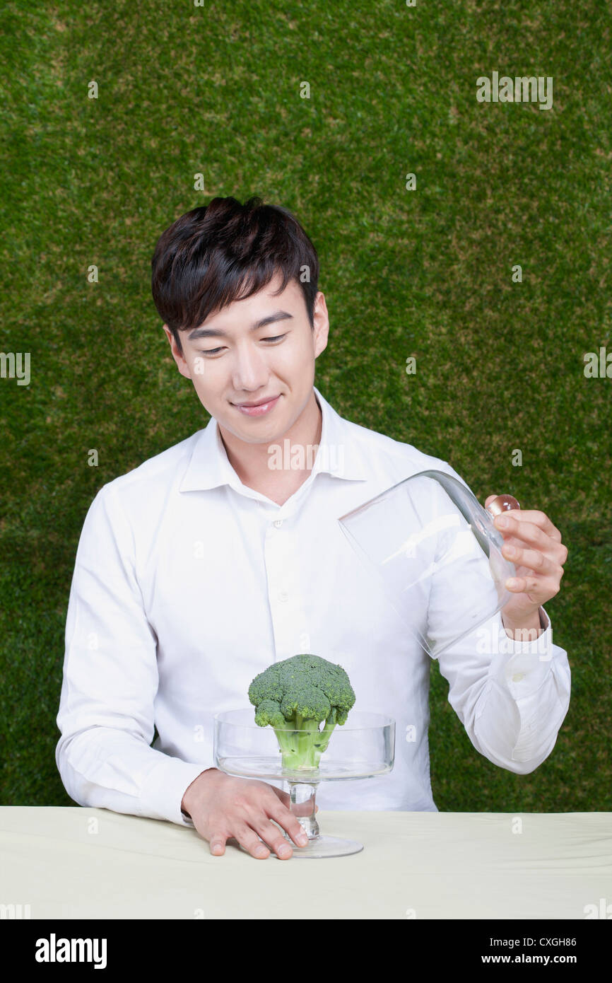 L'uomo l'apertura della scatola di broccoli Foto Stock