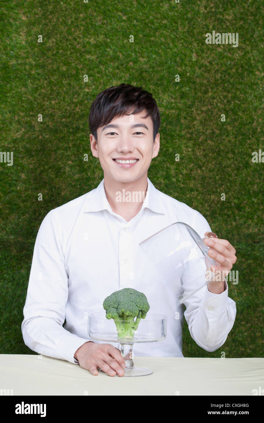 L'uomo l'apertura della scatola di broccoli Foto Stock