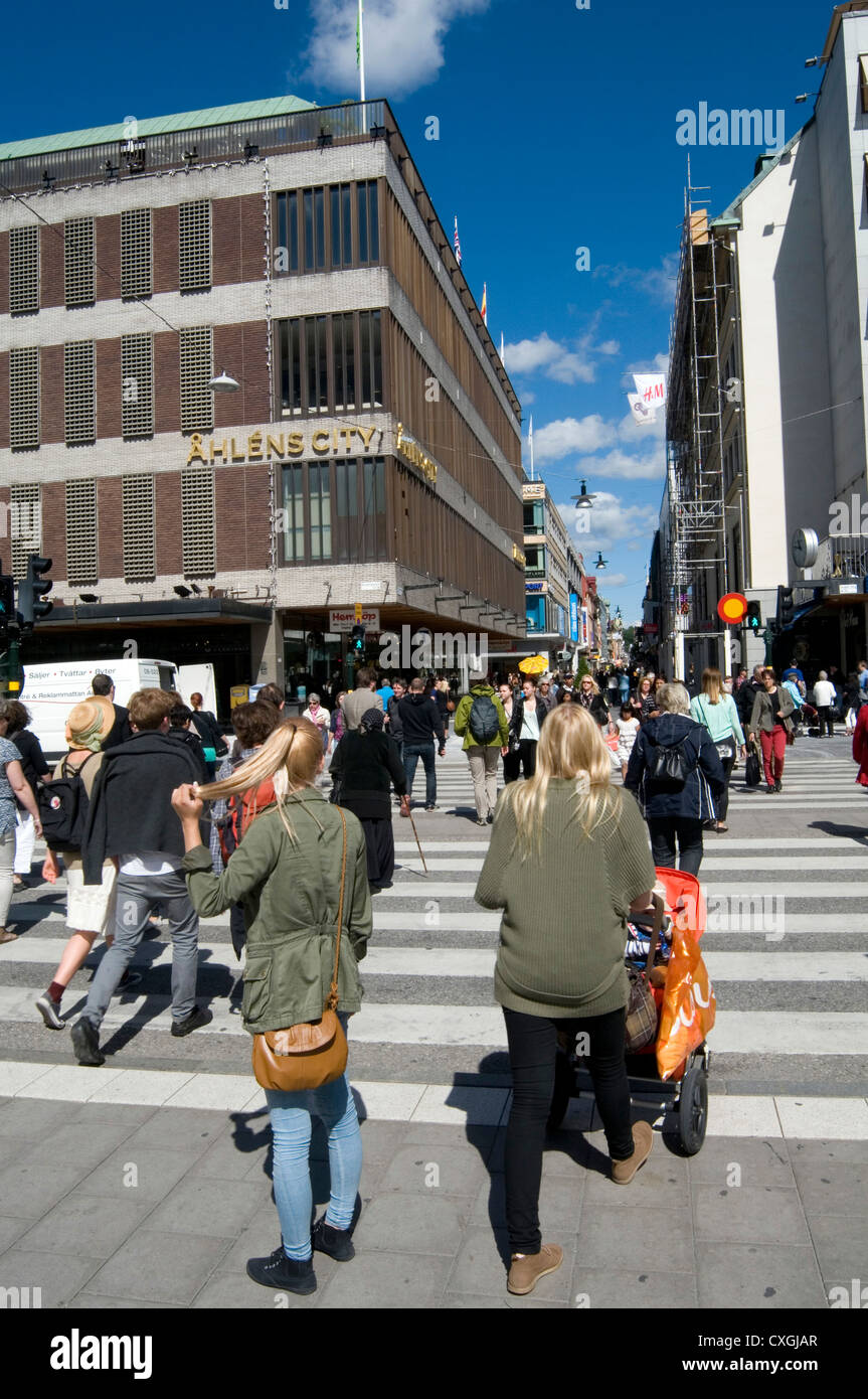 Scena di strada a Stoccolma Svezia capitale svedese Scandinavia Scandinavian scandinavi persone svedesi bionda bionda di gara capelli Foto Stock