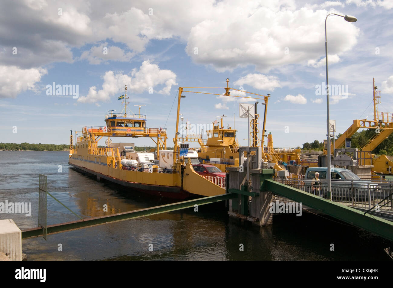 Traghetto della catena di traghetti tra Öregrund färjeläget Bottenhavet svezia svedese auto automobili carico scarico imbarco sbarco Foto Stock