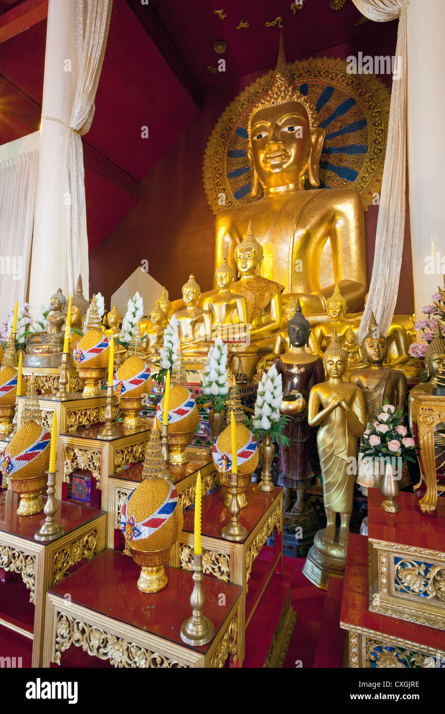 Interno del Wihaan (ordinazione Hall) con le immagini del Buddha, Wat Phra Singh, Chiang Mai, Thailandia Foto Stock