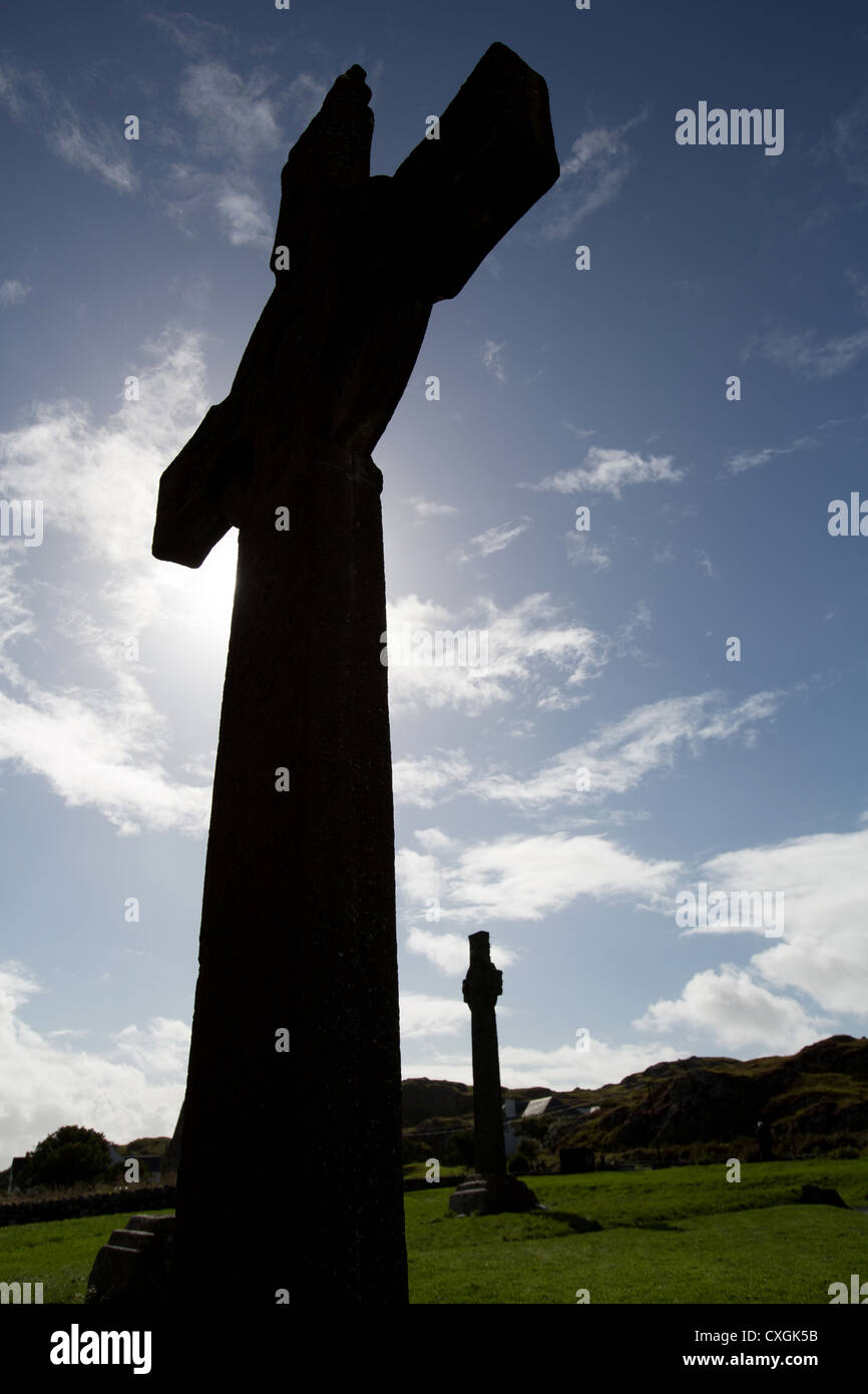 Isola di Iona, Scozia. Il pittoresco stagliano vista di St John's Croce con St Martin's Cross in background. Foto Stock