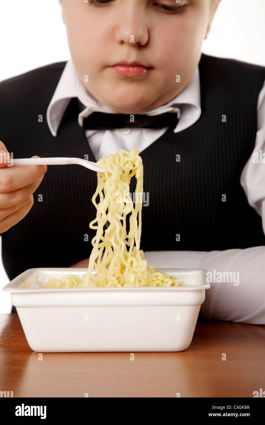 Ragazzo di mangiare spaghetti istantanei Foto Stock