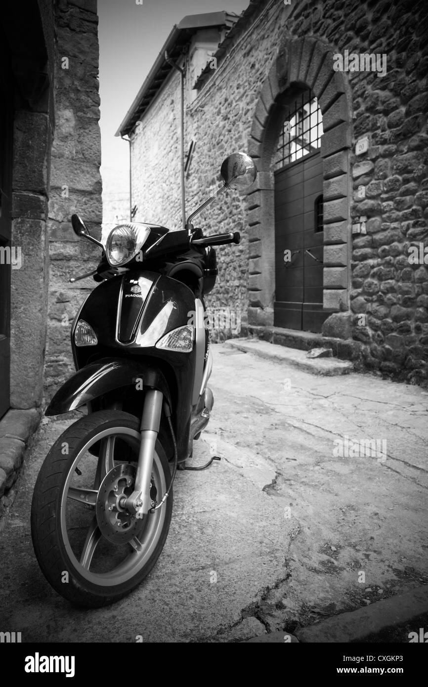 L'Italia, Toscana, Verrucola, bici del motore in village street, Foto Stock