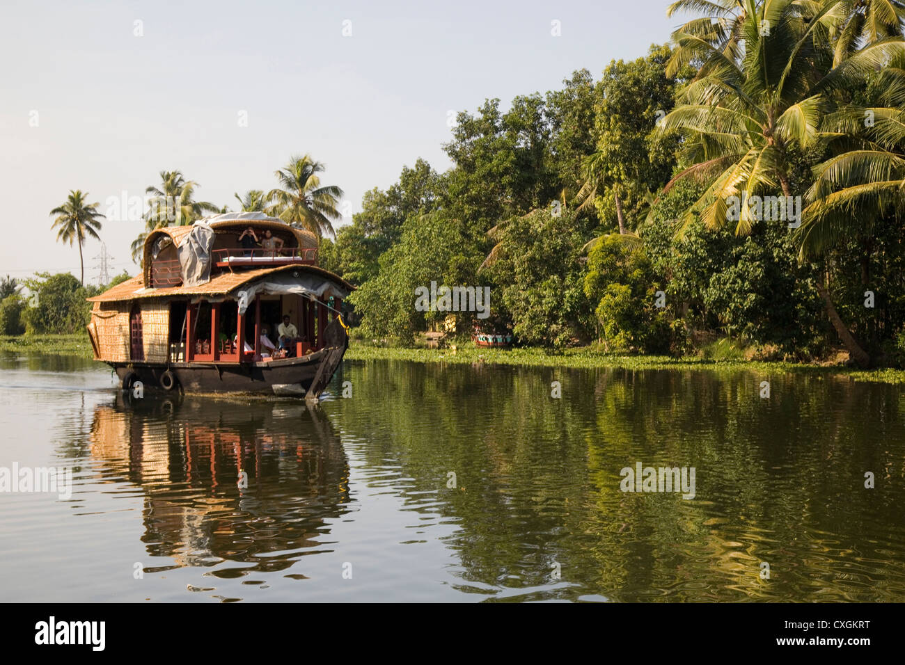 Casa Tradizionale in barca a vela lungo il canale in lagune nei pressi di Alleppey, Kerala, India. Foto Stock