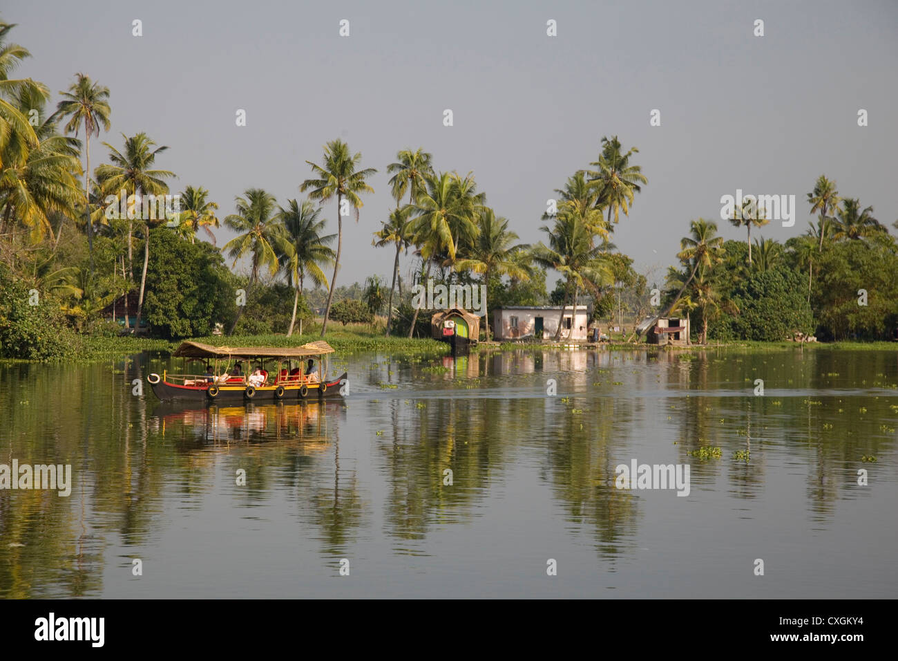 Casa Tradizionale saliing in barca lungo il canale in lagune nei pressi di Alleppey, Kerala, India. Foto Stock