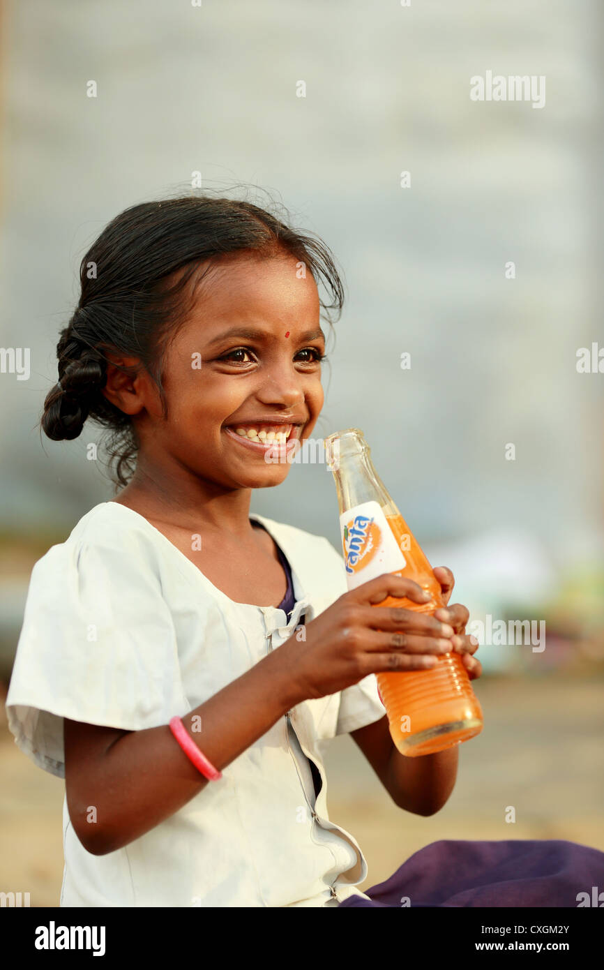 Indian School girl bere un Fanta soft drink Andhra Pradesh in India del Sud Foto Stock