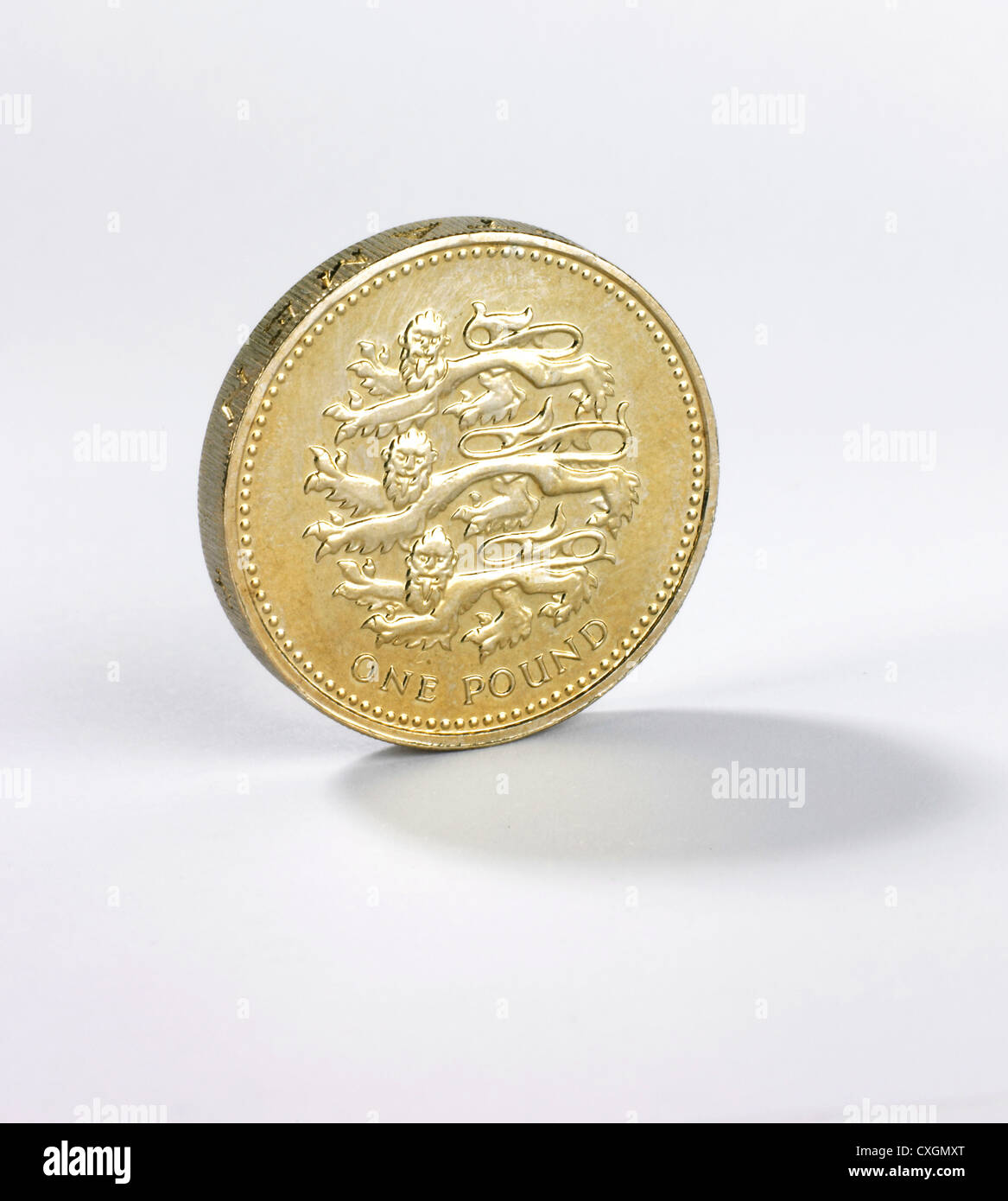 Uno britannico pound coin in piedi sul bordo su sfondo bianco Foto Stock