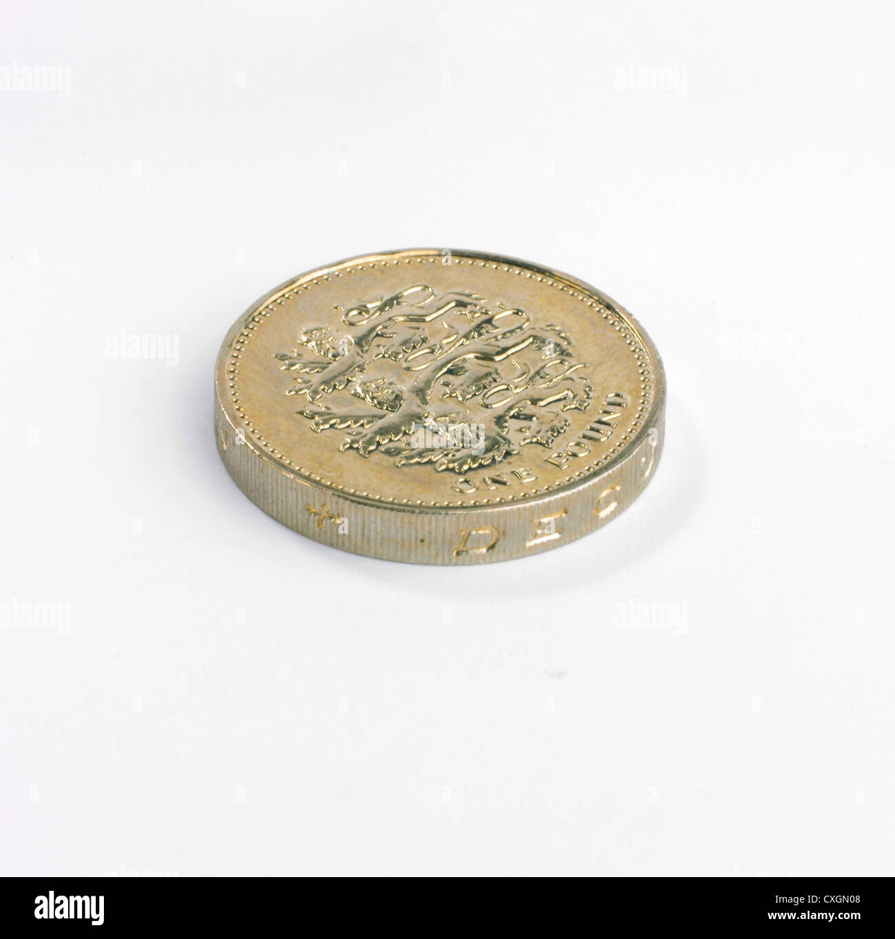 Uno britannico pound coin sdraiato su sfondo bianco Foto Stock