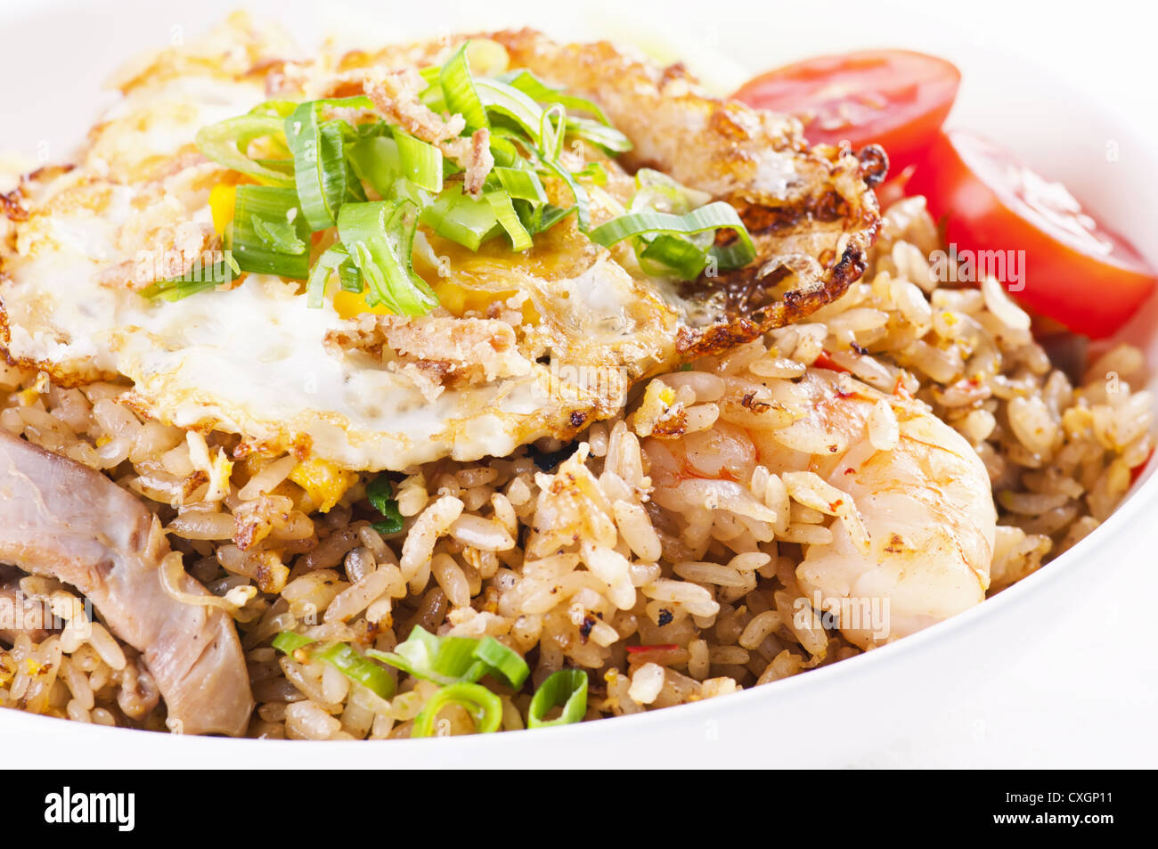 Nasi Goreng con uova fritte e pollo Foto Stock