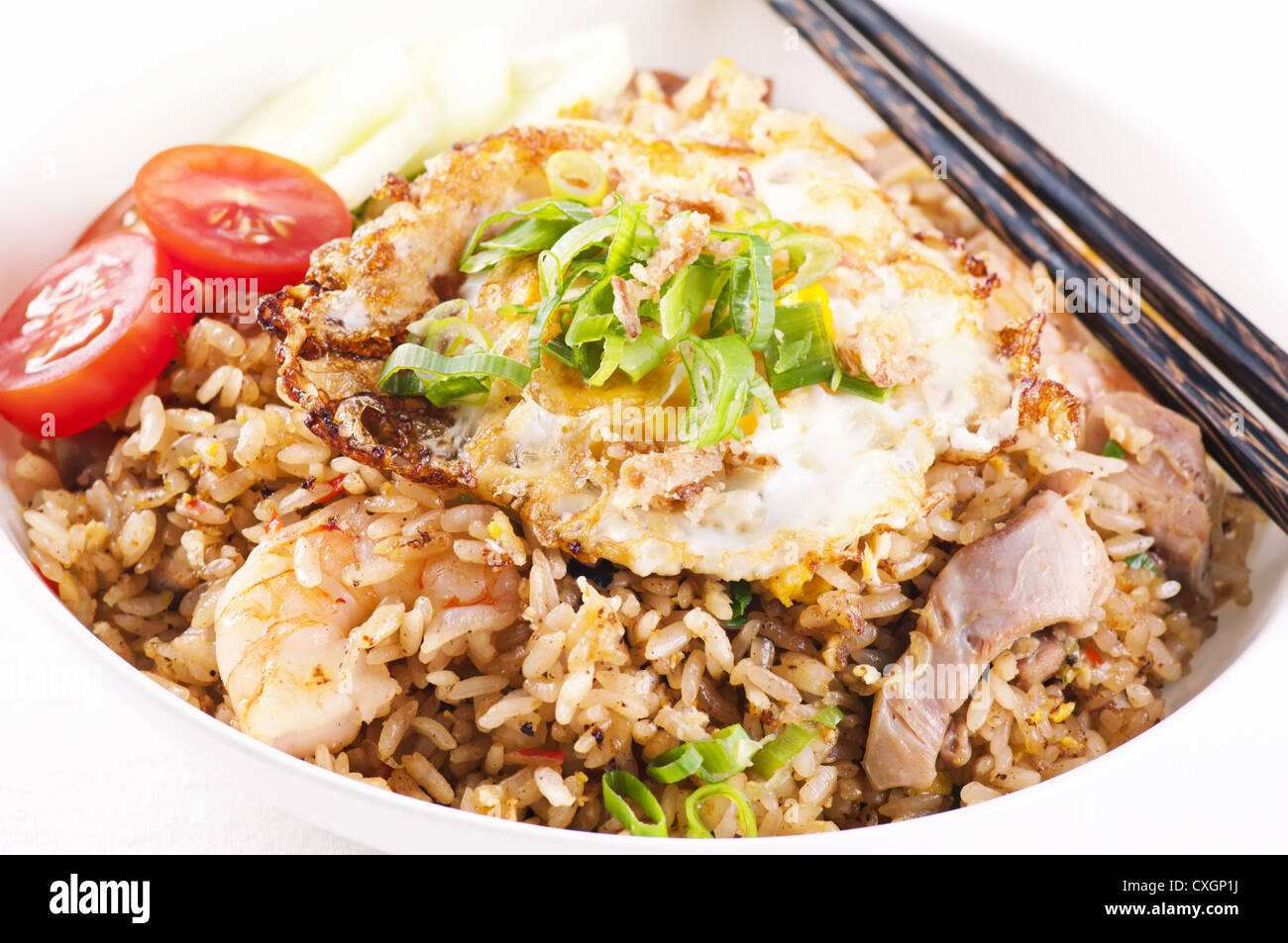 Nasi Goreng con pollo e gamberetti Foto Stock