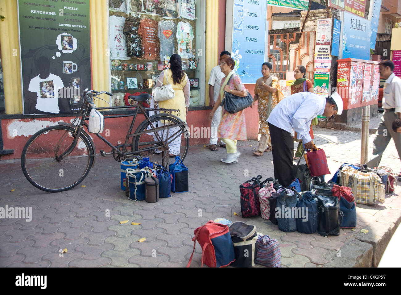 Dabbawala Tiffen box uomo consegna organizzando i suoi clienti il pranzo scatole, Mumbai, India Foto Stock