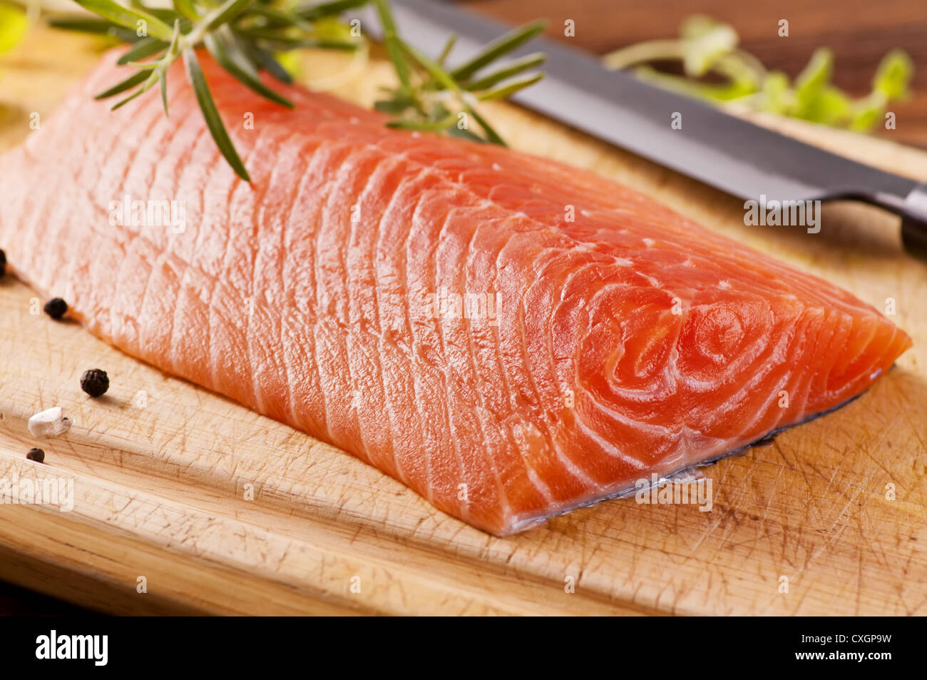 Filetto di salmone con erbe fresche Foto Stock