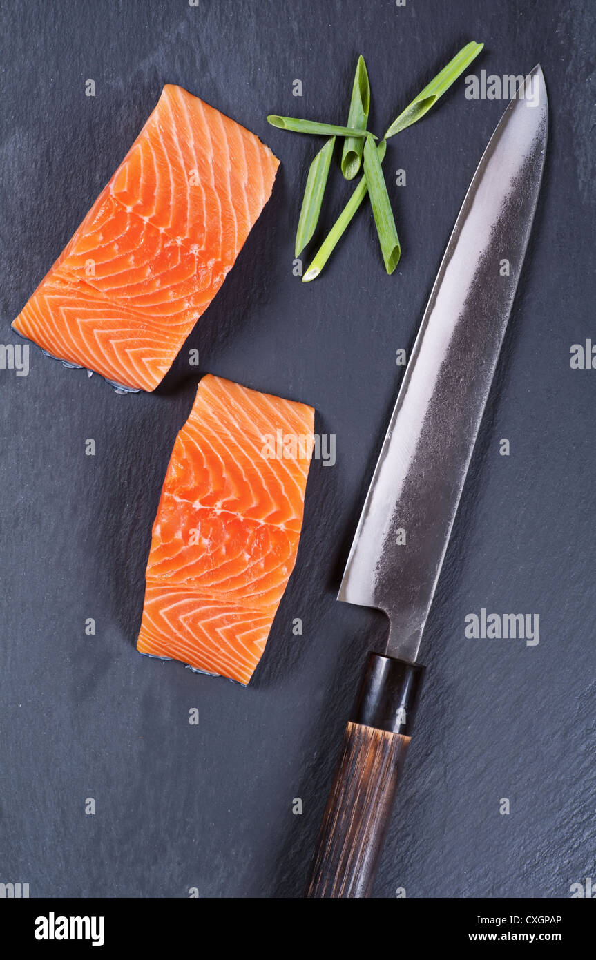 Filetto di salmone con modello Yanagiba coltello Foto Stock