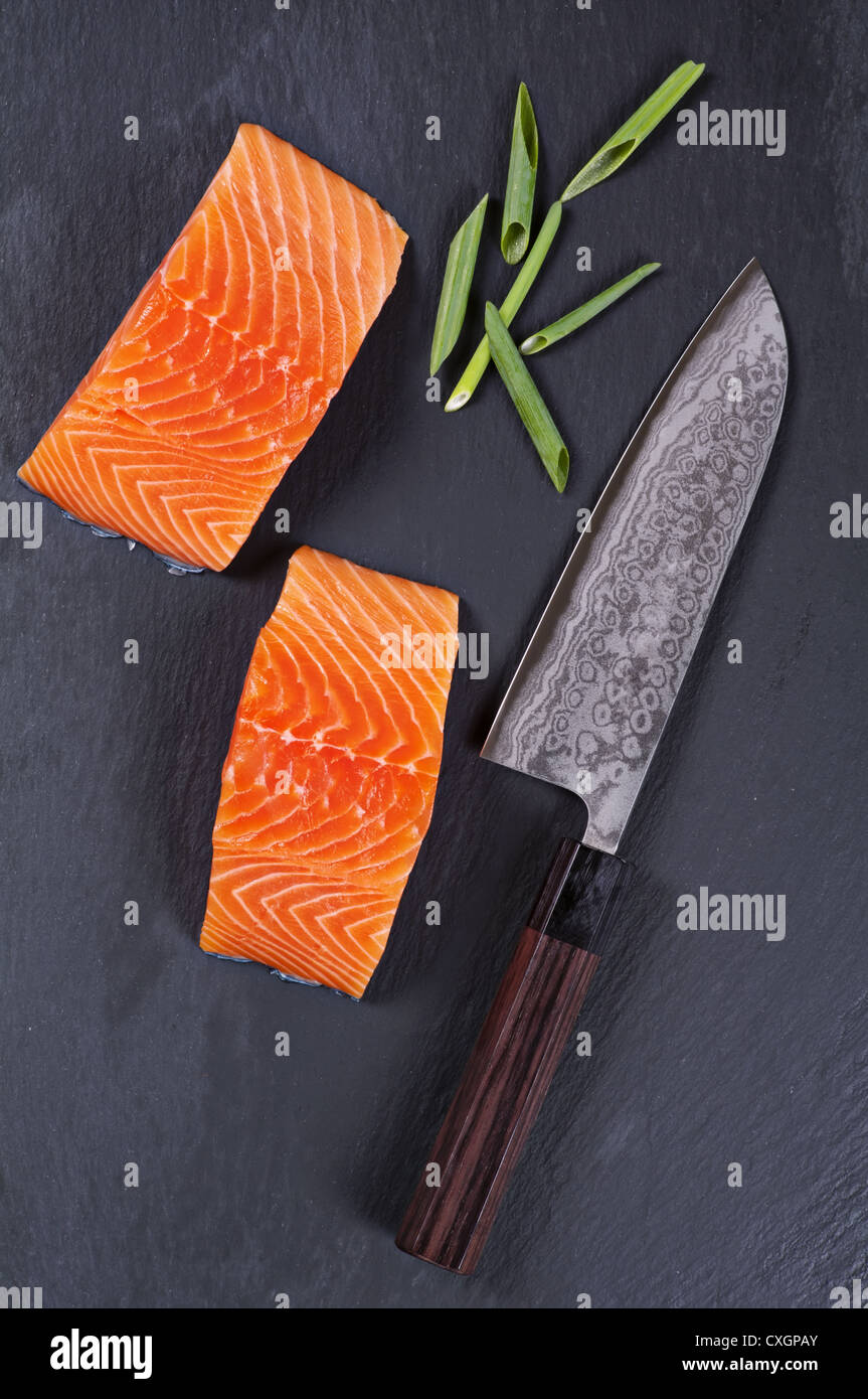 Filetto di salmone con Coltello Santoku vegetali Foto Stock