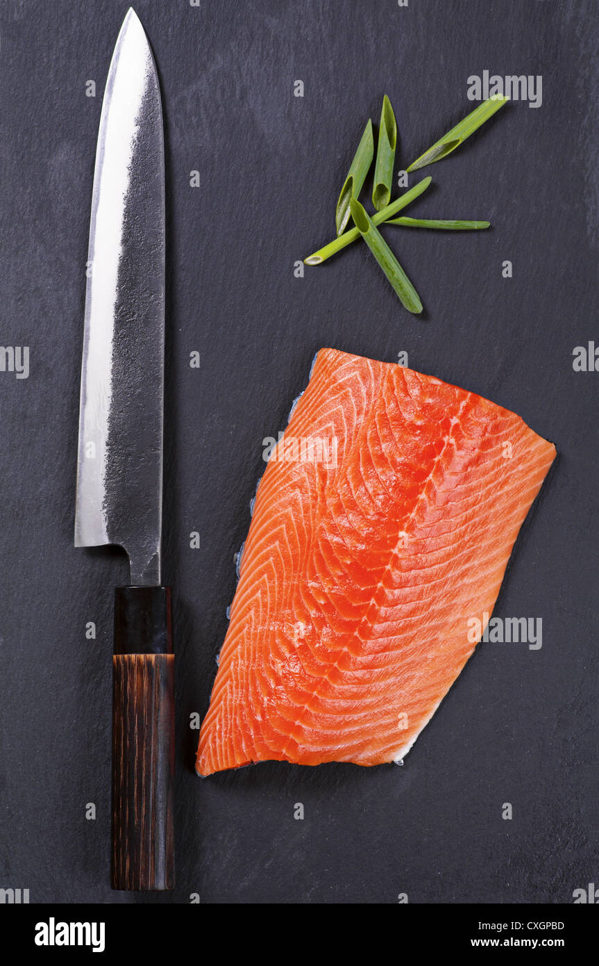 Filetto di salmone con modello Yanagiba coltello Foto Stock