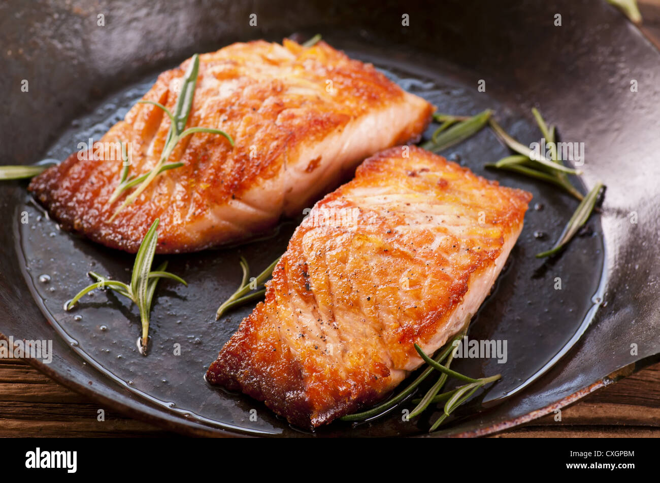 Bistecca di salmone nel frypan Foto Stock