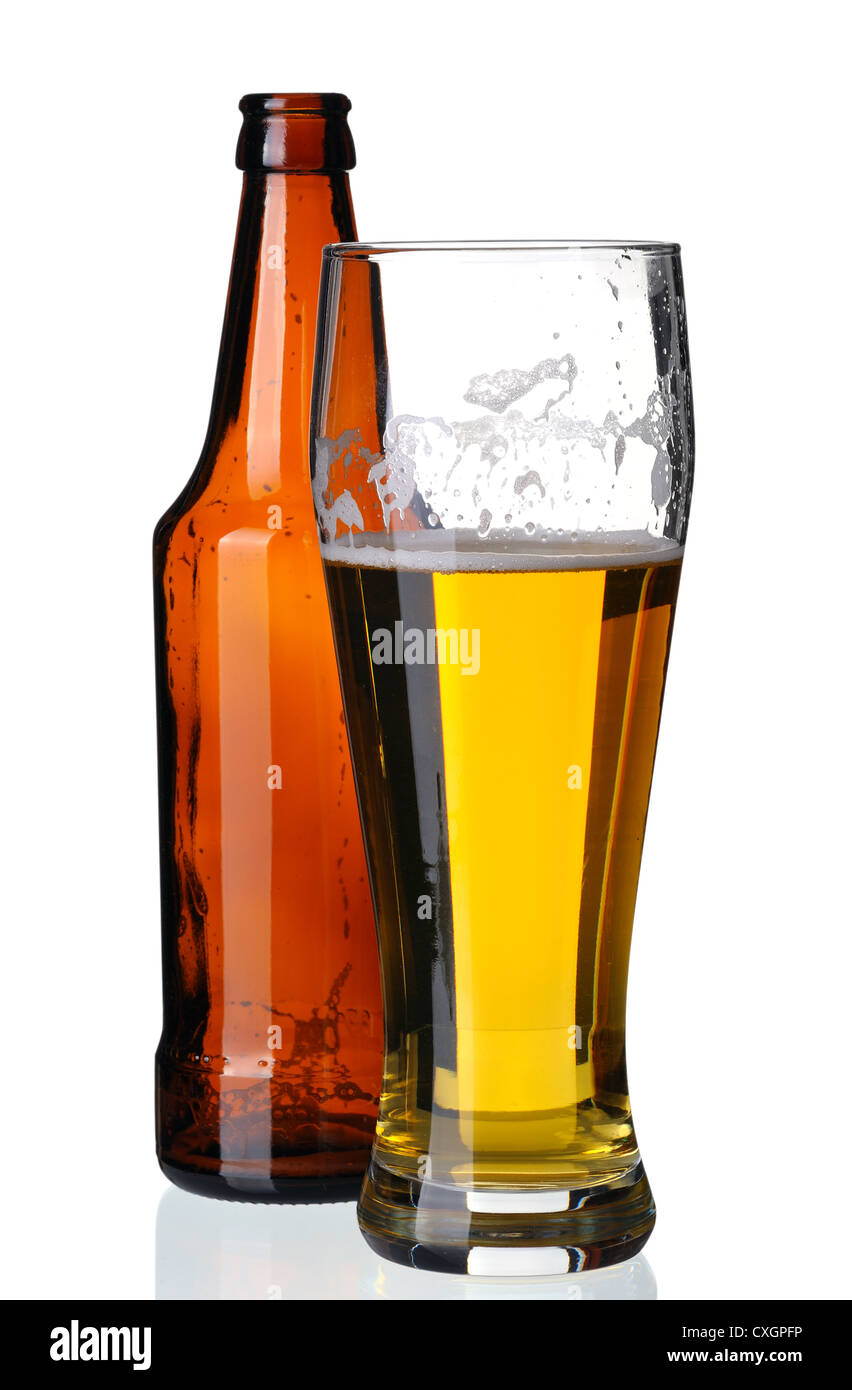 Bicchiere di birra e una bottiglia, isolata su uno sfondo bianco. Foto Stock